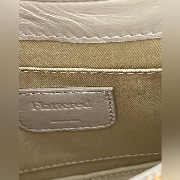 Flattered leather crossbody bag in crème - Picture 5 of 13